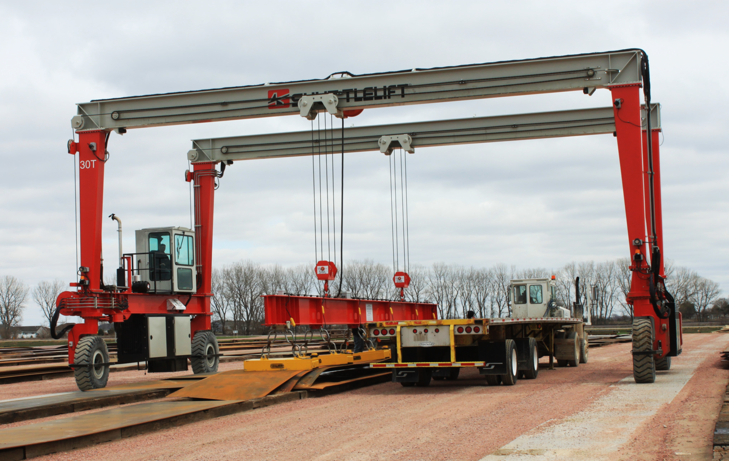 Shuttlelift DB mobile gantry crane lifting