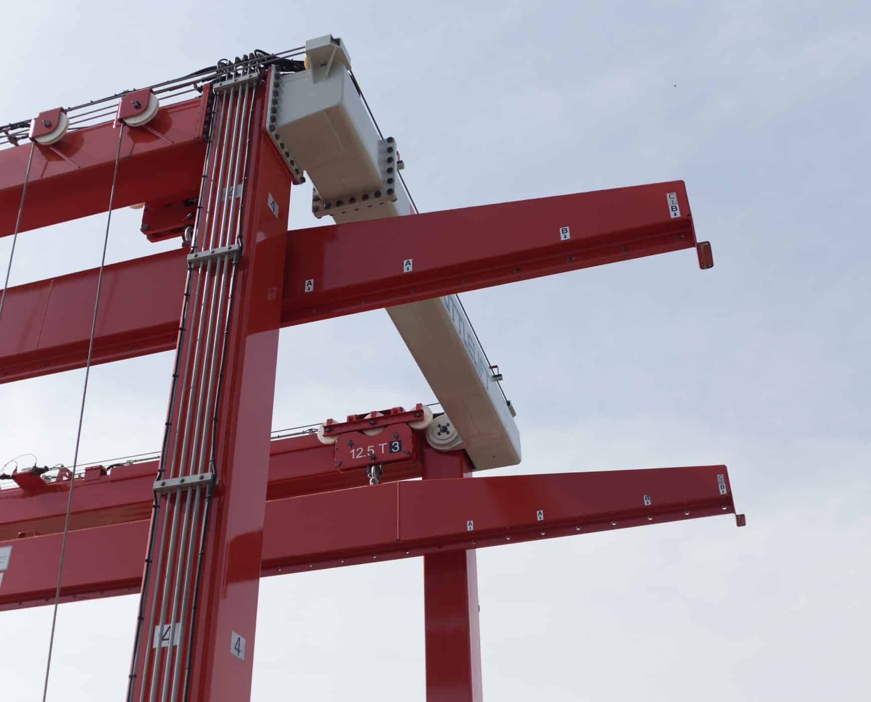 SL gantry crane with spreaders