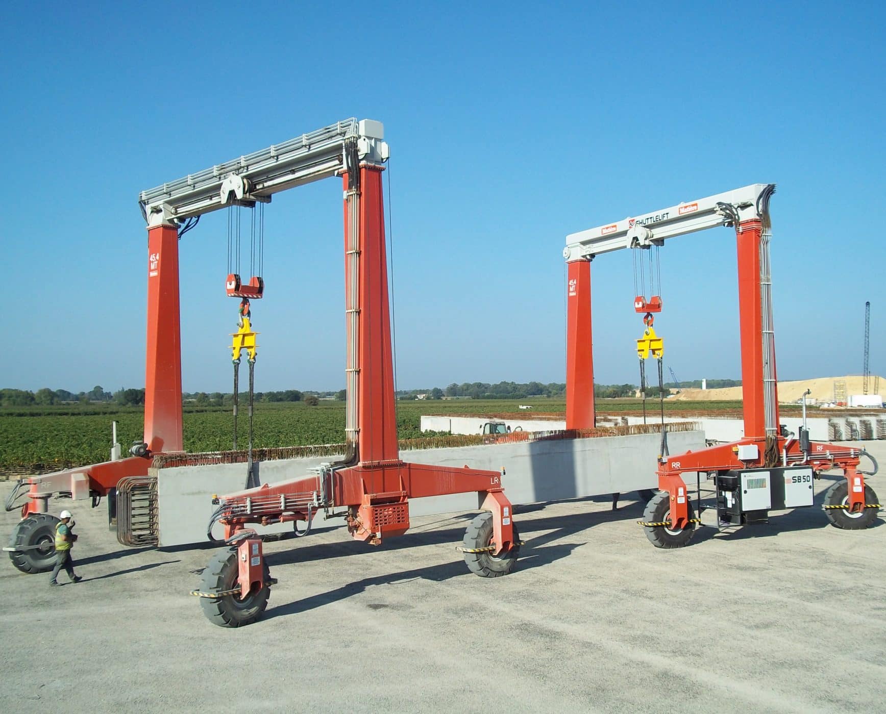 Dual Shuttlelift single beam cranes tandem pick concrete