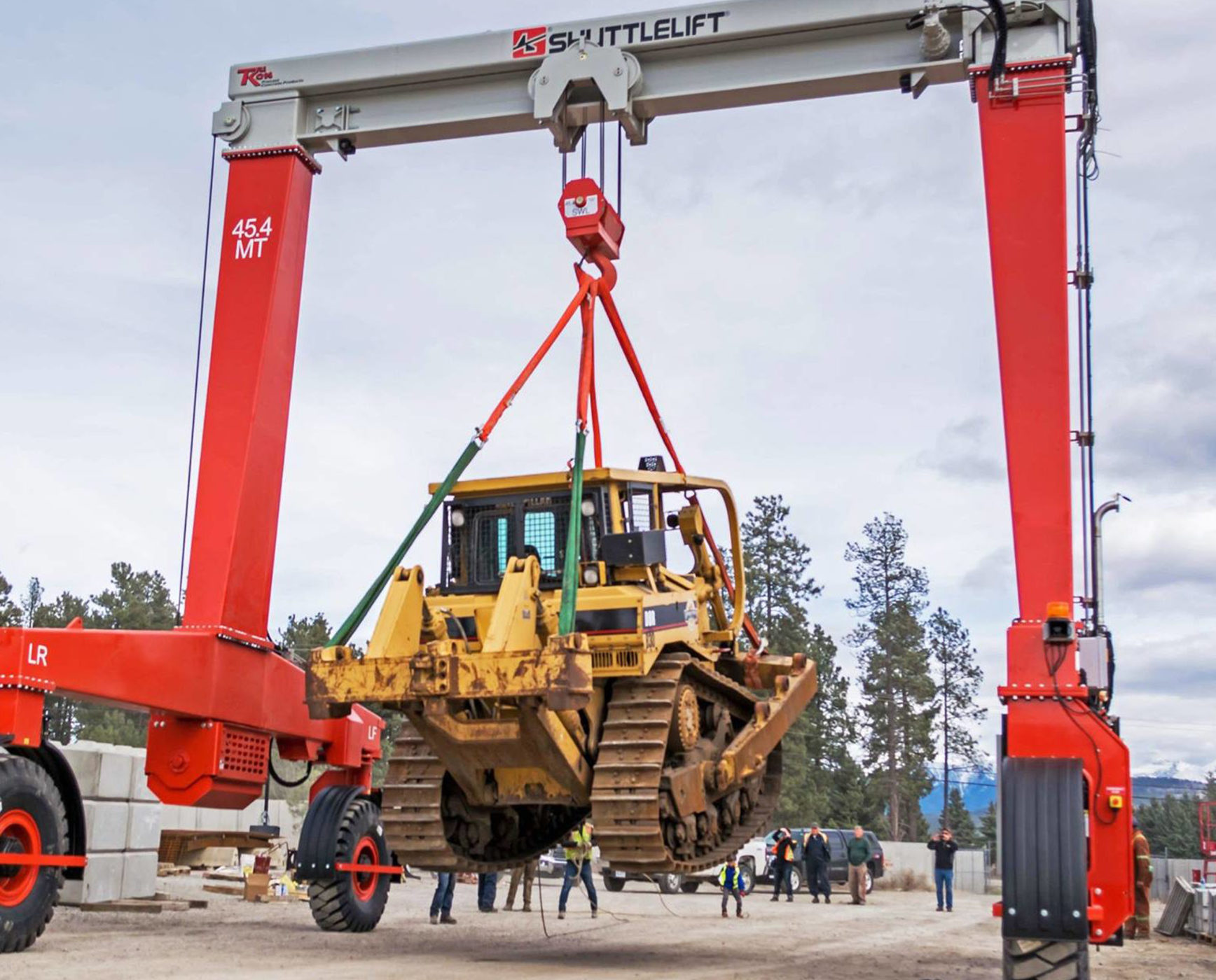 Shuttlelift SB gantry crane picking skidsteer